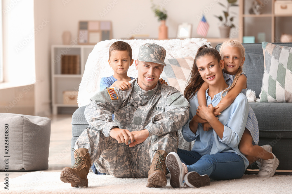Happy military man with his family at home - obrazy, fototapety, plakaty 