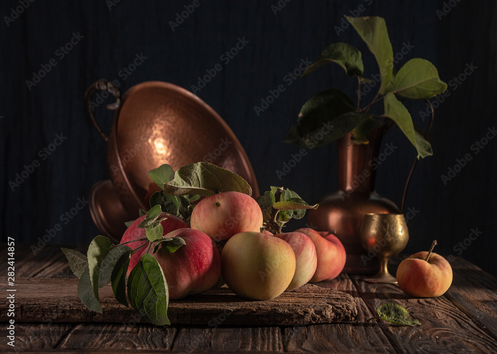Obraz na płótnie Classical still life with organic natural apples and vintage cooper decoration on old rustic wooden background. w salonie