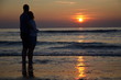 © Arnaud - Couple amoureux devant un couché de soleil sur la plage