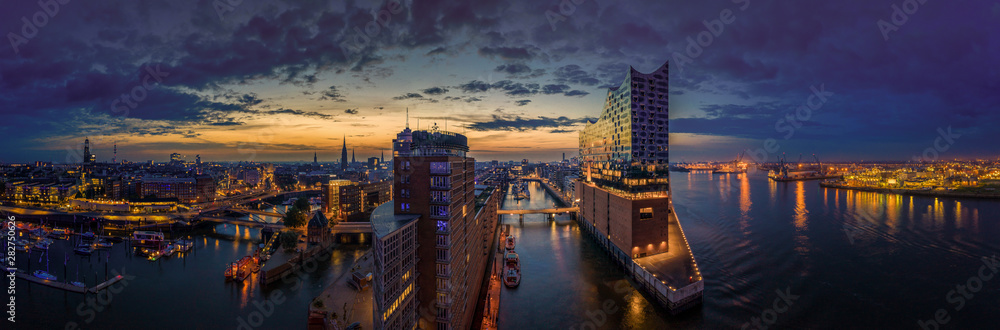 Hamburg Skyline im Sonnenaufgang mit Blick auf die Elbphilarmonie - obrazy, fototapety, plakaty 