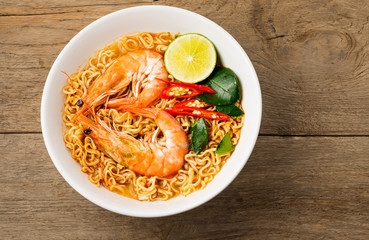 Canvas Print - Instant noodles, spicy shrimp soup, spicy, spicy, with Thai spices placed on an old wooden table.