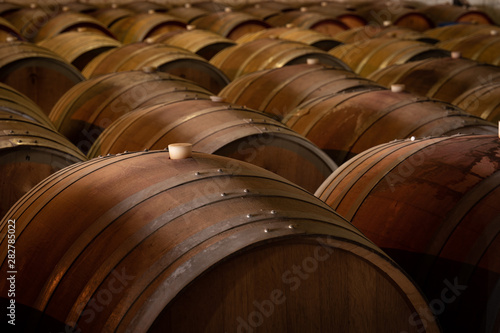 Fotografía old barrels of wine in a cellar