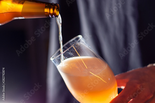 Fotomural bartender pouring beer in to the glass
