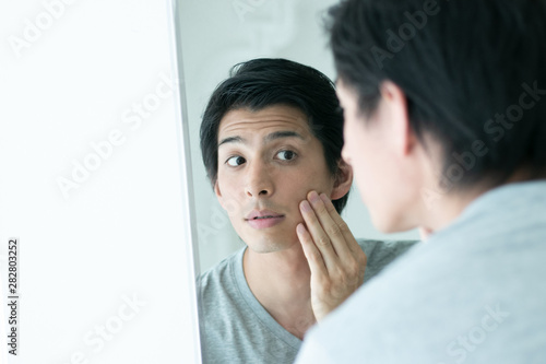 鏡を覗き込む男性 Stock Photo Adobe Stock 鏡を覗き込む男性 Stock Photo Adobe Stock