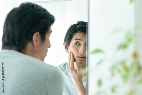 鏡を覗き込む男性 Buy This Stock Photo And Explore Similar Images At Adobe Stock Adobe Stock 鏡を覗き込む男性 Buy This Stock Photo And Explore Similar Images At Adobe Stock Adobe Stock