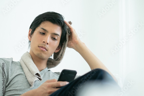 くつろぎながら髪を拭く男性 Stock Photo Adobe Stock くつろぎながら髪を拭く男性 Stock Photo Adobe Stock