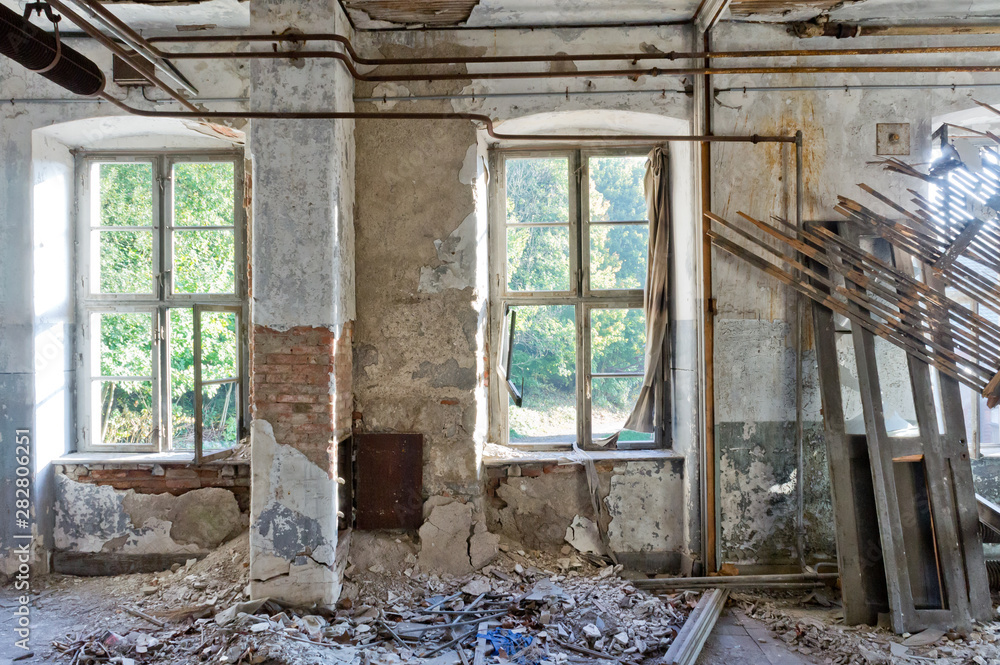 Fotografie Vieux bâtiment industriel en ruine avec fenêtre ouverte et ...