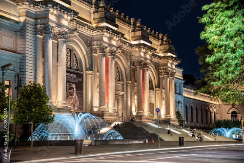 Fotografía Water in movement in front of the MET