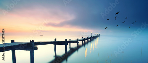 Obrazy mgła  romantyczne-jezioro-z-drewnianym-pomostem-jesienia