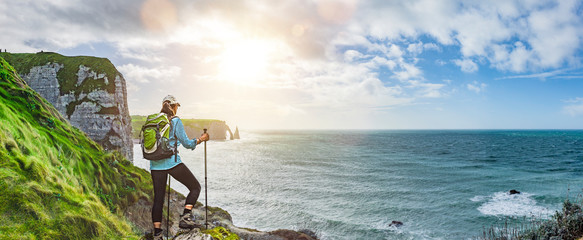 Frau mit Rucksack beim Wandern an den Falaises von Etretat