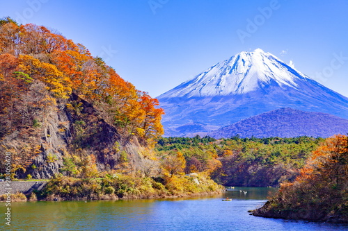 富士山と紅葉 山梨県富士河口湖町精進湖にて Stock Photo Adobe Stock 富士山と紅葉 山梨県富士河口湖町精進湖にて Stock Photo Adobe Stock
