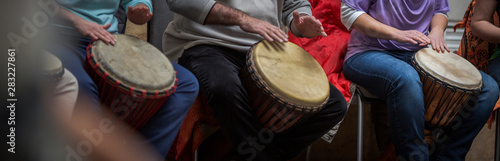 Fotografía Group of people playing on drums - therapy by music