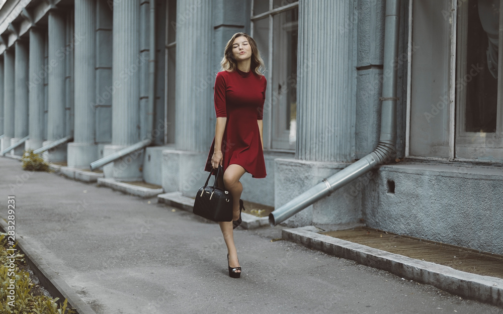 standing poses in short dress Easy & Cute Travel Pose Ideas for Mini Dress