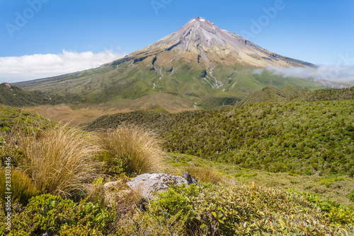 Fotomural Mount Taranaki / Mount Egmont in Egmont National Park, North Island, New Zealand