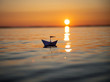 © Marco Martins - Papierschiff im Sonnenuntergang
