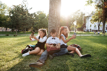 the company of children is all on the phones, they write stories on social networks, they read the news feed but don?t communicate with each other