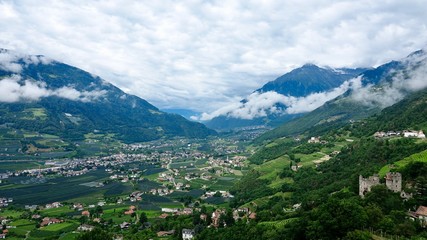 Bergblick in das Tal um Meran, Süd Tirol in den Bergen