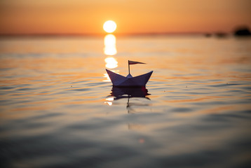 Poster - Papierschiff im Sonnenuntergang