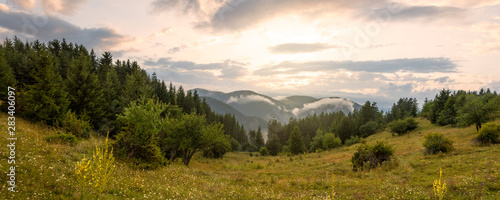 Foto  Amazing mountain landscape with colorful vivid sunset.