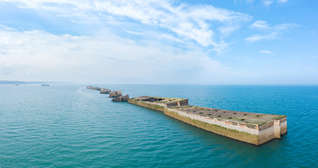 Wall Mural - Vue large du port artificiel à Arromanches-les-Bains