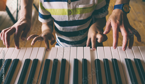 Dekoracja na wymiar  rece-dzieci-i-kobiet-na-klawiszach-fortepianu