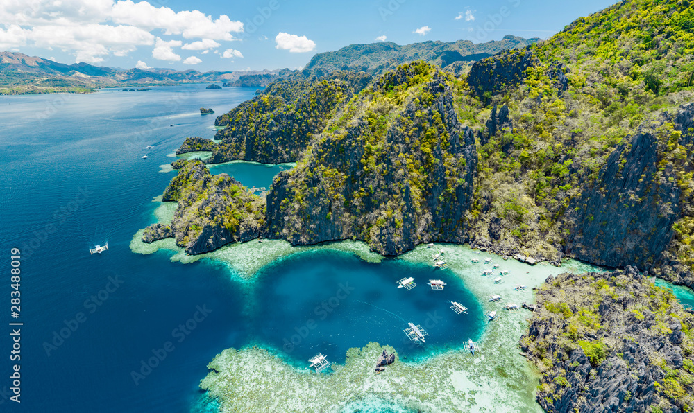 Widok z lotu ptaka piękne laguny i wapienne falezy Coron, Palawan, Filipiny - obrazy, fototapety, plakaty 