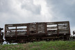 Vieux wagon abandonné sous un ciel d'orage