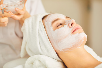 Cosmetic procedures in the beauty salon.