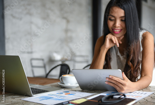Fotomural Female businessmen are using the tablet during leisure