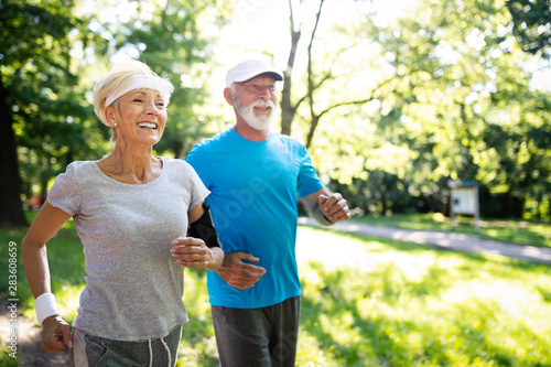Fotografía Beautiful sporty mature couple styaing fit with sport