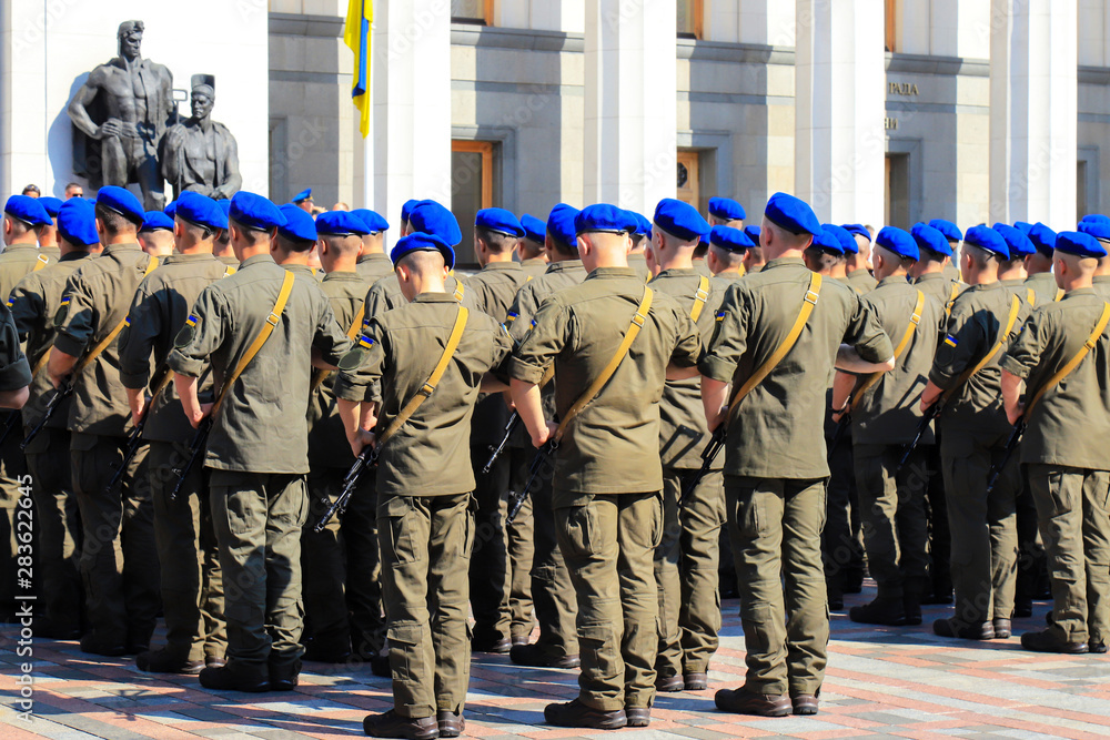 Armed forces of Ukraine, National Guard, Kyiv. Soldiers of Ukrainian army in blue berets are standing in the military system near Verkhovna Rada, Parliament in Kiev. Ukrainian war,conflic - obrazy, fototapety, plakaty 