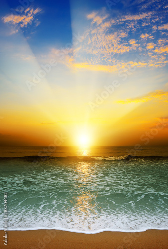 Dekostoffe - Fantastic sunset over ocean (von Serghei V)