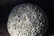 gemeißelte rosen auf rundem stein