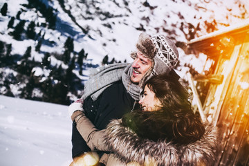 Sticker - Mann und Frau in Umarmung vor Hütte zu Weihnachten in den Bergen 