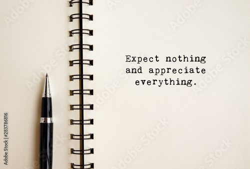 Fotografía Inspirational life quotes - Expect nothing and appreciate everything