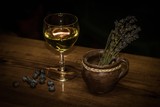 Fototapeta Lawenda - białe wino z borówkami