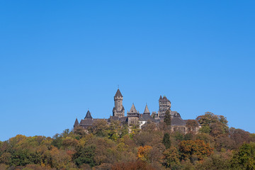 Wall Mural - Das Schloss von Braunfels/Deutschland im Herbst