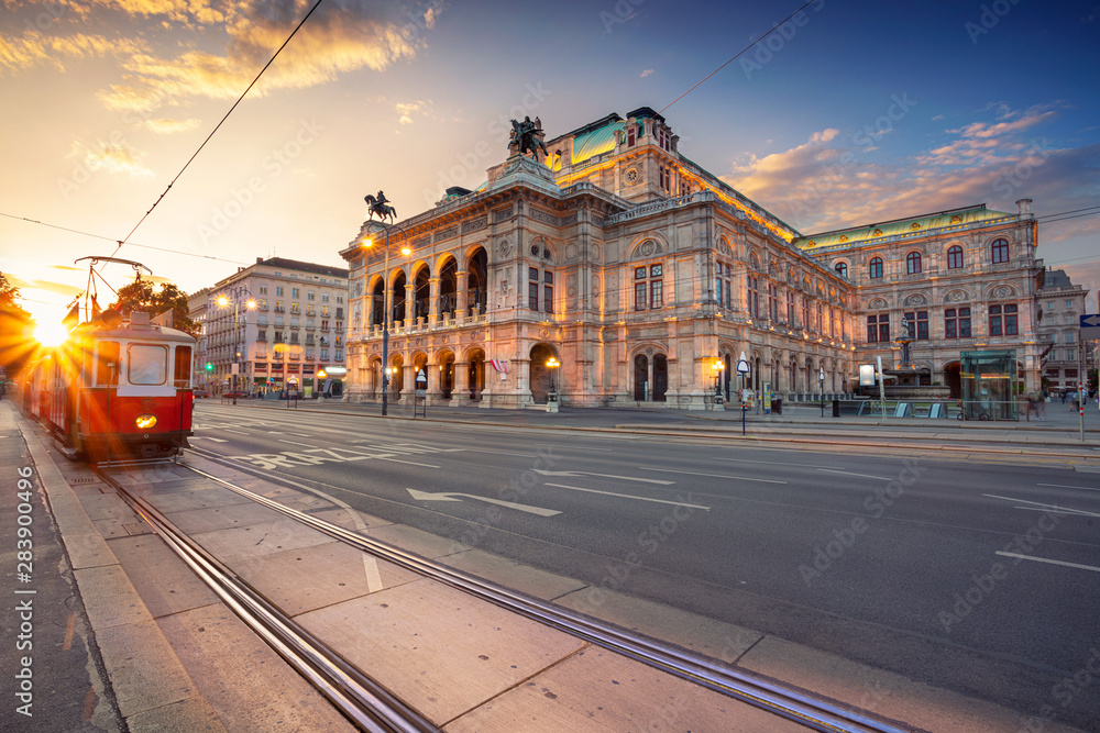 Obraz na płótnie Vienna, Austria. Cityscape image of Vienna with the Vienna State Opera during sunset.	 w salonie