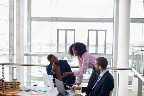 Fotomural Diverse young business people working together in a modern office