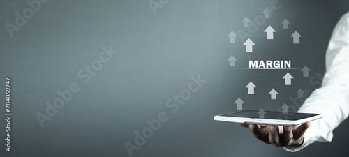 Cuadros en Lienzo Man holding word Margin with arrows.
