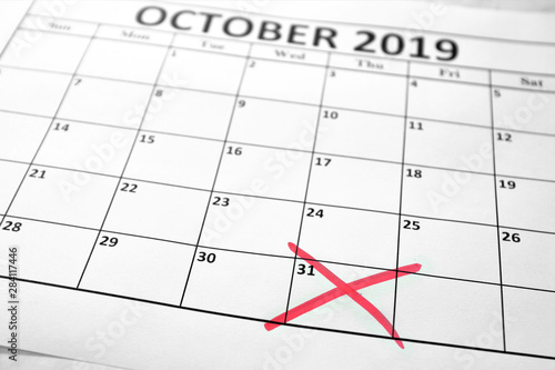 Cuadros en Lienzo Brexit deadline concept with October sheet of monthly calendar and the date on w