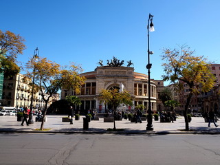 Teatr, architektura sycylijska, widok z ulicy