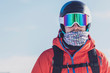 © Westend61 - Man with ski goggles and skiing helmet in front of light background, Saalbach Hinterglemm, Pinzgau, Austria