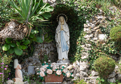 Cuadros en Lienzo stone chapel with flowers and candles with Our Lady of Lourdes