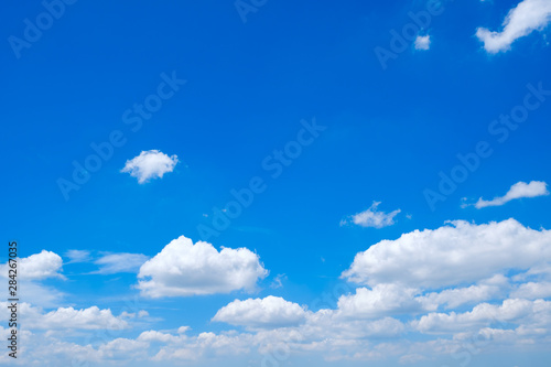 写真素材 青空 空 雲 夏の空 背景 背景素材 8月 コピースペース Foto De Stock Adobe Stock 写真素材 青空 空 雲 夏の空 背景 背景素材 8月 コピースペース Foto De Stock Adobe Stock