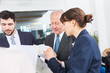 © Robert Kneschke - Team und Berater in einer Besprechung