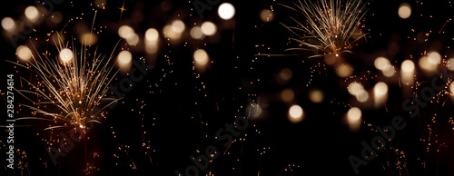 Fotomural Golden firework in the night sky
