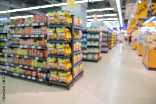 Fotografía Abstract blurred supermarket aisle with colorful shelves and unrecognizable cust