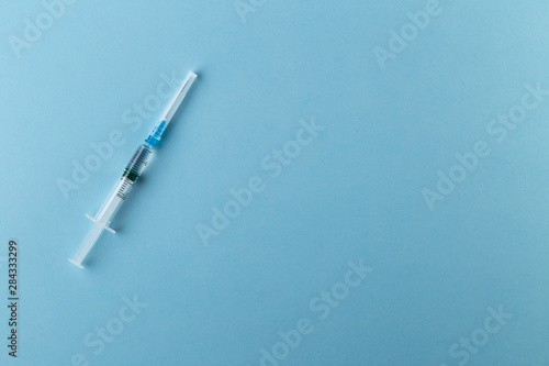 Foto  Syringe on a blue background