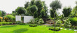 Leinwanddruck Bild - Piękny ogród z drewnianą ławką